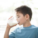 anak minum susu putih