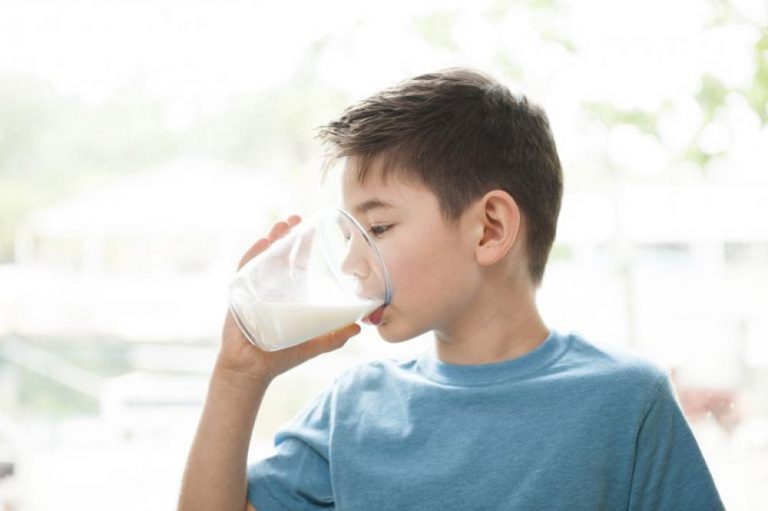 anak minum susu putih