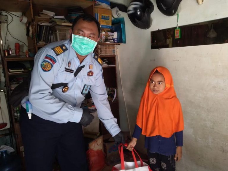 Lapas Tuban Salurkan Bantuan Sembako Kepada Puluhan Warga Terdampak Covid 2